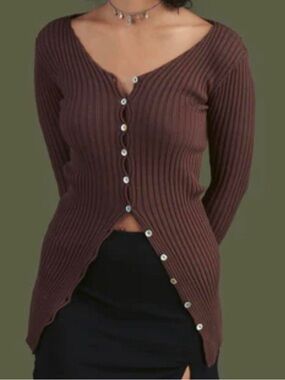 UNIF Ribbed Button-Front V-Neck Top in Brown